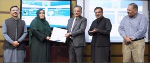 COMSATS University Islamabad Rector Prof. Dr. Raheel Qamar honours faculty members at the Best University Teacher Award 2025–26 ceremony in Islamabad.