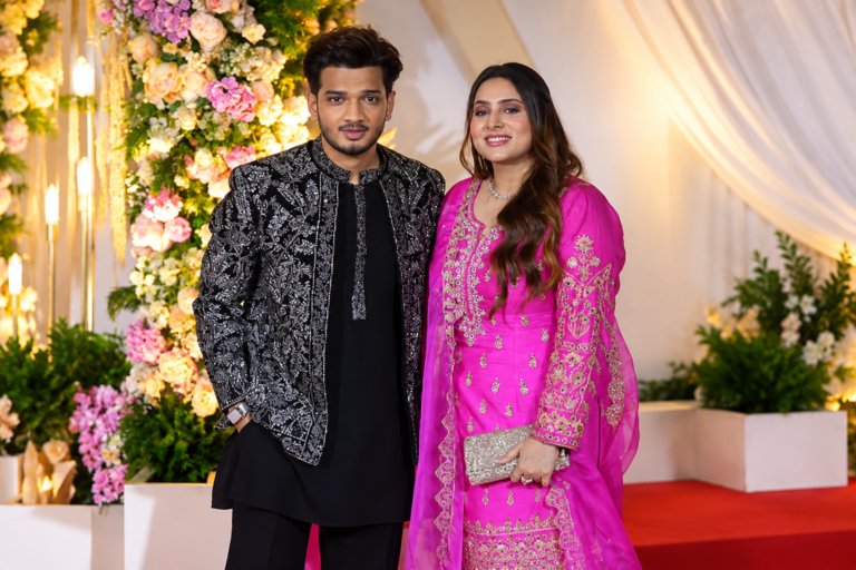 Munawar Faruqui Arrives at Wedding Reception With Wife Munawar Faruqui arrives at Mr Faisu's wedding reception with his wife.