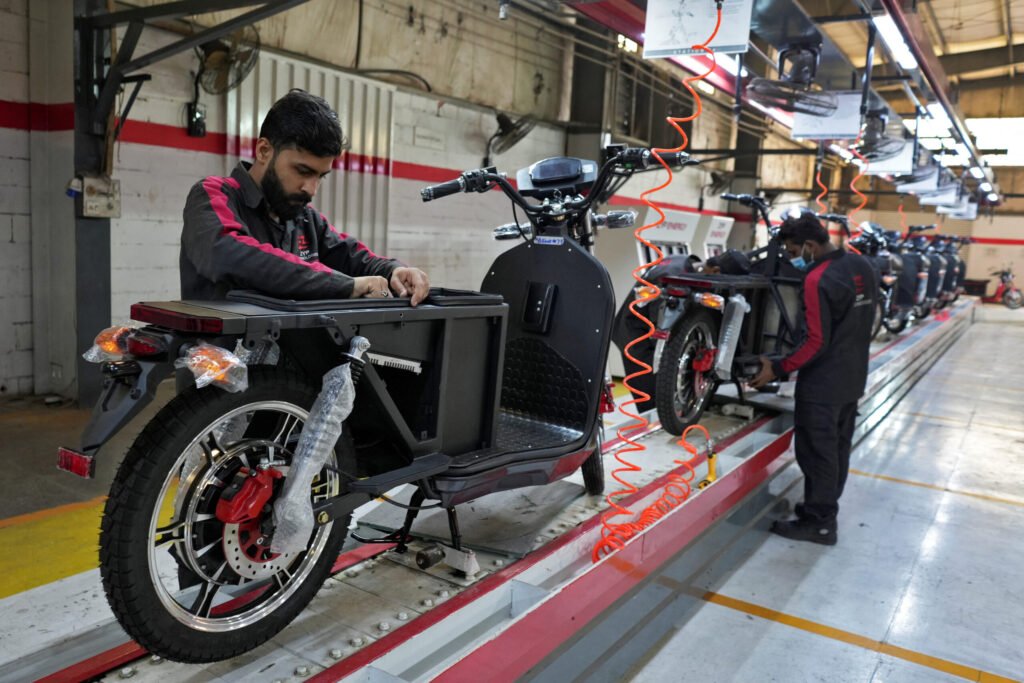 Why Pakistan’s Cars Use EFI While Most Motorcycles Still Rely on Carburetors EFI and carburetor systems explain why most cars in Pakistan use fuel injection while mainstream motorcycles still rely on carburetors.