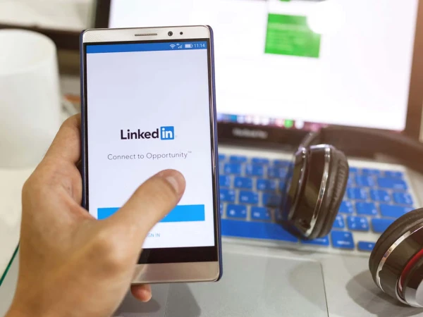 LinkedIn introduces paid Advice Sessions for eligible professionals to earn money through one-on-one consultations and expert advice.