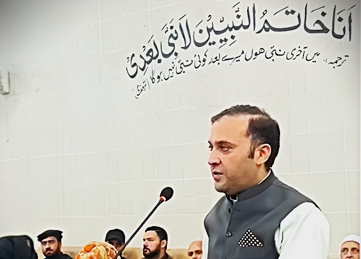 KP RTS Commission District Monitoring Officer Tashfin Israr addresses local government officials during a public service delivery orientation session in Peshawar.