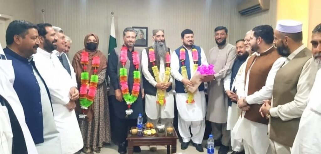 Ghulam Ali Visits Mardan, Congratulates Chamber Office-Bearers Suniel Shetty Reacts to Tiger Shroff Firing Incident