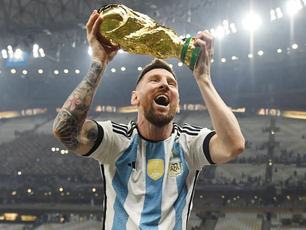 Messi’s Iconic World Cup Trophy Replica Heads To Auction Messi’s Iconic World Cup Trophy Replica Heads To Auction
