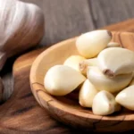 Raw garlic cloves and potential health benefits and digestive risks