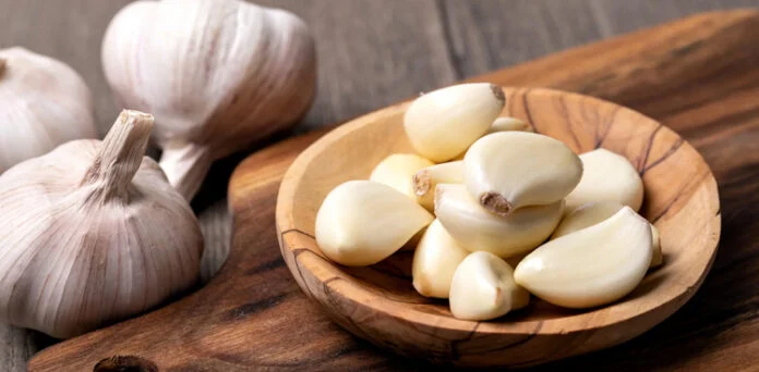 Raw garlic cloves and potential health benefits and digestive risks