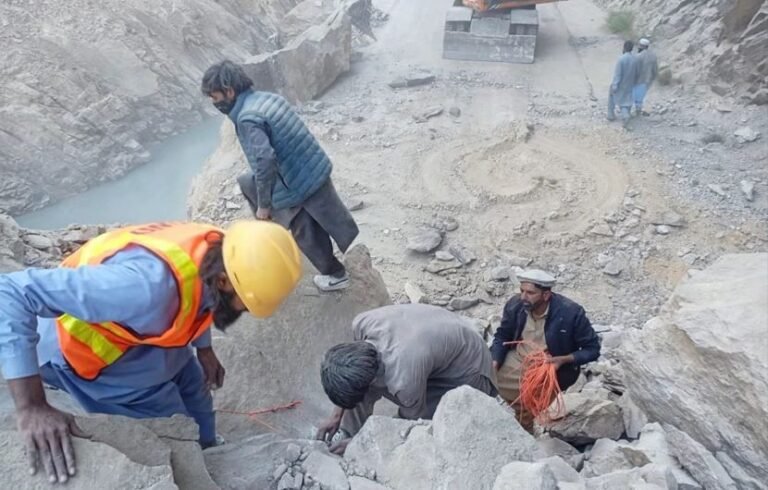 Landslide debris blocks Jaglot-Skardu Highway in Gilgit-Baltistan as heavy machinery works to restore traffic.