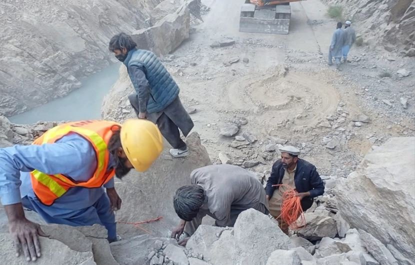 Landslide debris blocks Jaglot-Skardu Highway in Gilgit-Baltistan as heavy machinery works to restore traffic.