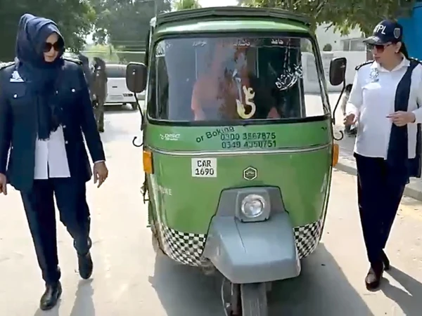 Lahore Trains 34 Women In Rickshaw Driving Women receive rickshaw driving training under the Lahore Traffic Police empowerment programme.