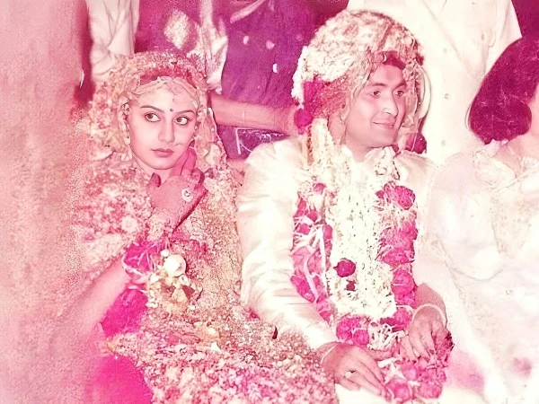 Rishi Kapoor and Neetu Kapoor at their wedding with an unusual pickpocket incident.