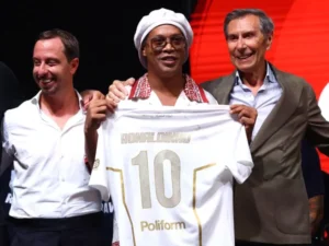 Ronaldinho Makes Stunning Football Comeback