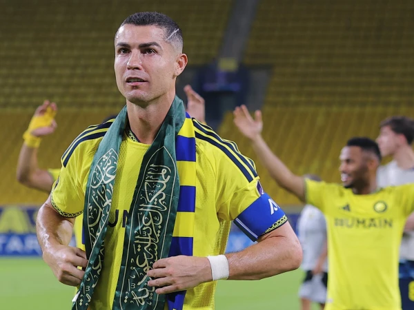 Cristiano Ronaldo’s Show of Love for Saudi Arabia Goes Viral Cristiano Ronaldo celebrates with a Saudi flag scarf after an Al-Nassr match.