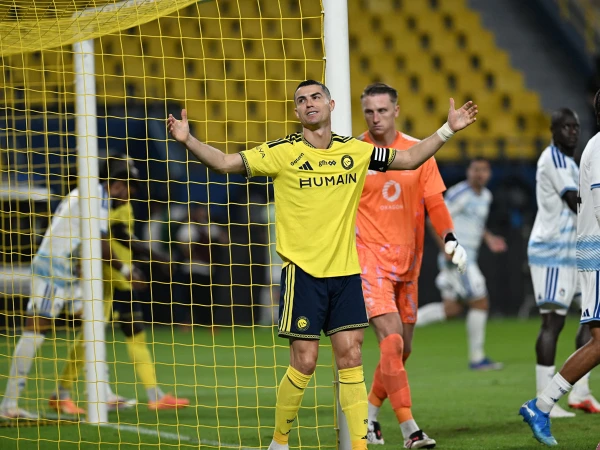 Ronaldo Misses Golden Chances as 1,000-Goal Milestone Remains in Sight Cristiano Ronaldo reacts after missing scoring opportunities during Al Nassr’s 1-0 win over Neom.