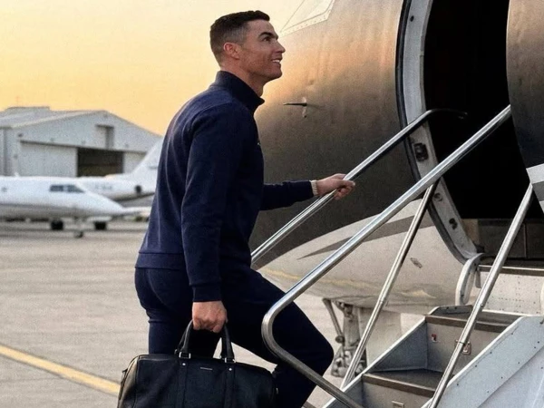 Cristiano Ronaldo makes history as multi-billionaire Cristiano Ronaldo in Al Nassr football kit as reports highlight his multi-billionaire wealth milestone and position among football's highest earners.